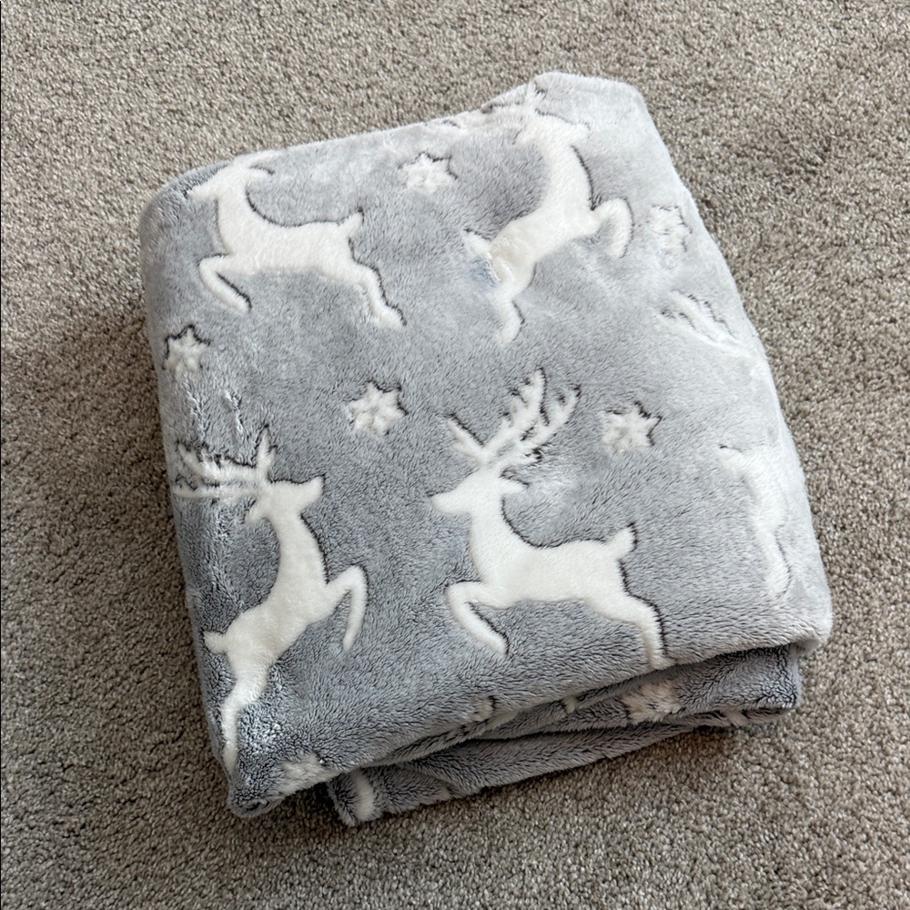 Mainstays Festive Gray and White Reindeer Blanket